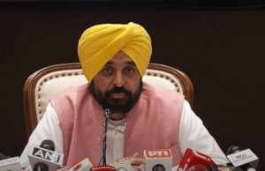 Punjab Floods: ਹਰ ਘਰ ਡਾਕਟਰ ਪਹੁੰਚਾਉਣ ਦੀ ਮੁਹਿੰਮ, ਹੜ੍ਹਾਂ ਤੋਂ ਬਾਅਦ ਬਿਮਾਰੀਆਂ ਨੂੰ ਰੋਕਣ ‘ਚ ਲੱਗੀ ਮਾਨ ਸਰਕਾਰ