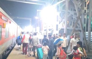Ludhiana ਸਟੇਸ਼ਨ ‘ਤੇ ਛੱਠ ਪੂਜਾ ਕਾਰਨ ਭੀੜ, ਐਮਰਜੈਂਸੀ ਖਿੜਕੀਆਂ ਰਾਹੀਂ ਟ੍ਰੇਨ ਅੰਦਰ ਵੜ ਰਹੇ ਲੋਕ