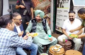 Amritsar ਦੀਆਂ ਗਲੀਆਂ ‘ਚ ਨਜ਼ਰ ਆਏ ਨਵਜੋਤ ਸਿੱਧੂ, ਗਿਆਨੀ ਟੀ ਸਟਾਲ ‘ਤੇ ਪੀਤੀ ਚਾਹ ਨਾਲ ਲਿਆ ਕਚੌਰੀ ਦਾ ਸੁਆਦ