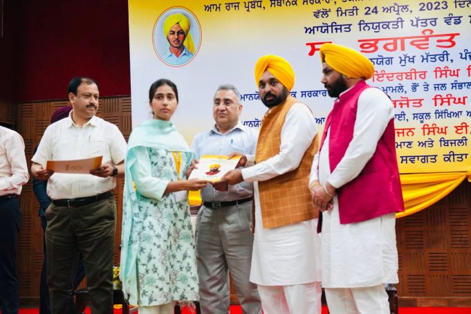 सरकारी नौकरी मिलने पर नव-नियुक्त रुपिंदरजीत बैंस ने पंजाब सरकार का किया धन्यवाद, भगवंत मान बोले-नौजवान विदेश जाने का रास्ता छोड़ने लगे