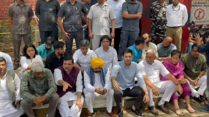 पंजाब के सीएम भगवंत मान ने दिल्ली और पंजाब के मंत्रियों के साथ CBI दफ्तर के बाहर लगाया धरना, पुलिस ने विधायकों व मंत्रियों पर किया लाठीचार्ज