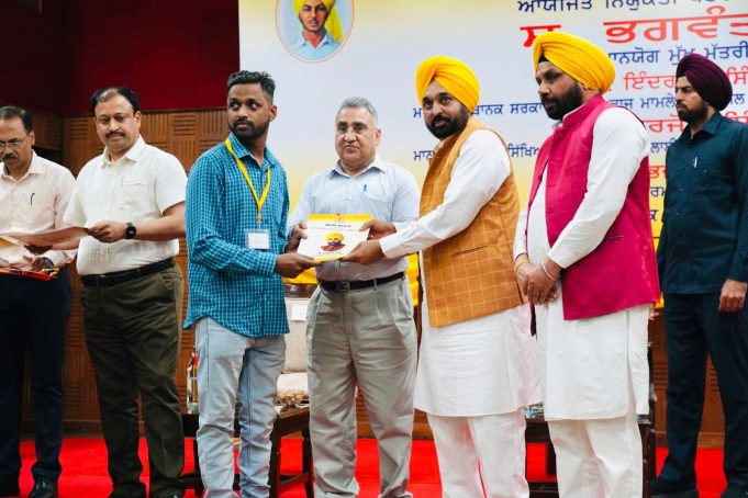 पंजाब सरकार में नौकरी मिलने पर युवक ने कहा- दिव्यांग होने के बावजूद मैं अपने परिवार का सहारा बन सकूंगा