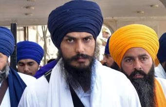 बड़ी खबर : अमृतपाल सिंह ने टेके घुटने, पंजाब पुलिस के समक्ष किया सरेंडर, 18 मार्च से चल रहा था फरार, पढ़ें