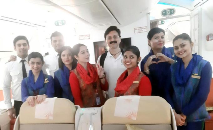 टोक्यो से दिल्ली आ रही फ्लाइट में मरीज को आया हार्ट अटैक, पंजाब के डॉ. दीपक पुरी ने ऐसे बचाई जान, पढ़ें पूरी खबर