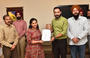 केबिनेट मंत्री मीत हेयर ने जल संसाधन विभाग के 68 क्लर्कों को दिए नियुक्ति पत्र