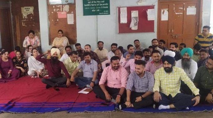 पंजाब के सभी डीसी दफ्तरों में यूनियन ने खत्म की हड़ताल, कल से काम पर लौटेंगे कर्मचारी