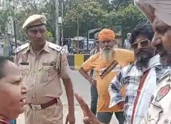 ‘गैंगस्टर’ कहने पर जालंधर में ट्रैफिक मुलाजिमों से भिड़ गया युवक, बोला-खाली पेट ड्यूटी पर जा रहा था ताकि लेट ना हो जाऊं, आपने मुझे गैंगस्टर कैसे कहा, मुझे गोली मार दो, देखें वीडियो