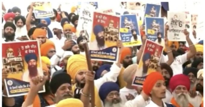 अमृतसर : ऑपरेशन ब्लू स्टार की बरसी पर दरबार साहिब के अंदर गूंजे खालिस्तानी नारे, भिंडरावाला की तस्वीरें लहराई गई, पढ़ें पूरी खबर