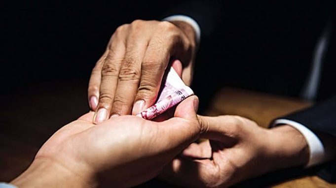 हद है वैसै : कूड़ा उठाने वाले से चार हजार रुपए रिश्वत मांग रहा था इंस्पेक्टर, विजिलेंस ने पकड़ा, पढ़ें हैरान करने वाला मामला