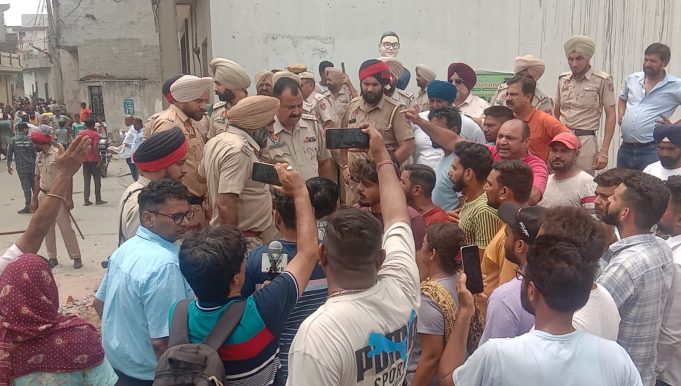 जालंधर के सईपुर में डॉ. भीम रॉव अंबेडकर का बुत्त उतारने को लेकर भारी हंगामा, विरोध कर रहे बसपा नेता बलविंदर कुमार को पुलिस ने उठाया, हुई हाथापाई
