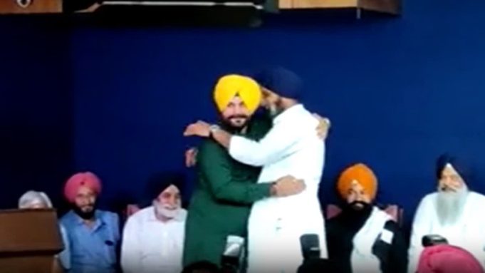 नवजोत सिंह सिद्धू से जफ्फी के बाद बिक्रम सिंह मजीठिया ने किया बड़ा ट्वीट, सिद्धू परिवार को लेकर कही ये बात, पढ़ें