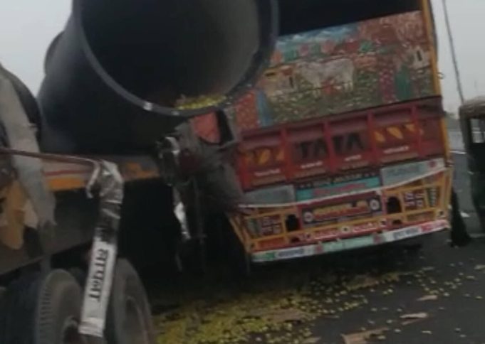 जालंधर-नकोदर हाईवे पर खड़े ट्रक से टकराया कैंटर, टायर बदल रहे ड्राइवर और कैंटर चालक की मौत, पढ़ें खबर