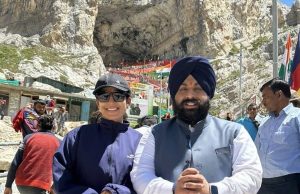 पंजाब के केबिनेट मंत्री हरजोत सिंह बैंस पत्नी ज्योति यादव के साथ अमरनाथ यात्रा पर गए, किए बाबा बर्फानी के दर्शन, देखें तस्वीरें