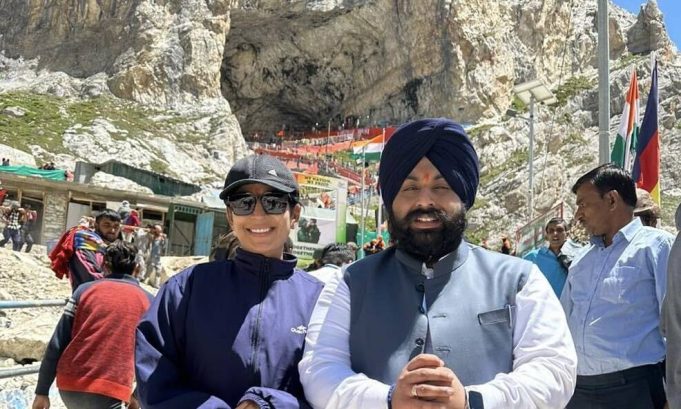 पंजाब के केबिनेट मंत्री हरजोत सिंह बैंस पत्नी ज्योति यादव के साथ अमरनाथ यात्रा पर गए, किए बाबा बर्फानी के दर्शन, देखें तस्वीरें