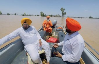 स्थानीय निकाय मंत्री बलकार सिंह ने बाढ़ प्रभावित इलाकों का दौरा किया, नांव में बैठकर खुद लोगों को बाहर निकाला
