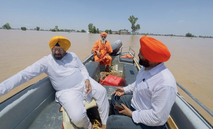 स्थानीय निकाय मंत्री बलकार सिंह ने बाढ़ प्रभावित इलाकों का दौरा किया, नांव में बैठकर खुद लोगों को बाहर निकाला