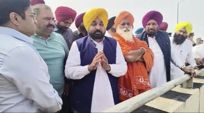 सीएम भगवंत मान ने जालंधर में बाढ़ प्रभावित इलाकों का किया दौरा, खुद पानी में उतरे, लोगों से की मुलाकात, देखें Video