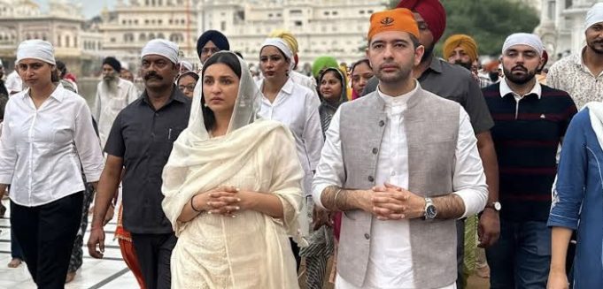 अमृतसर पहुंचा हॉट कपल : मंगेतर परिणीति चोपड़ा संग श्री हरमंदिर साहिब में नतमस्तक हुए सांसद राघव चड्ढा