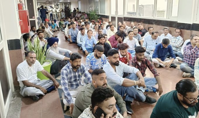 जालंधर नगर निगम दफ्तर में अब नहीं होगा कोई काम, हड़ताल पर गए सभी कर्मचारी, पढ़ें कारण