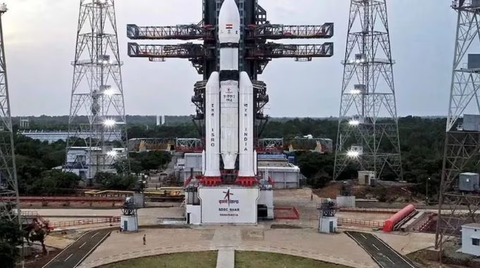 चांद की ओर रवाना हुआ हमारा चंद्रयान-3, 50 दिन बाद चूमेगा चंद्रमा की सतह, 615 करोड़ की लागत से तैयार हुआ, पढ़ें