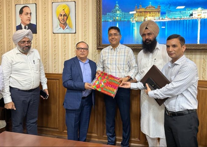 अमन अरोड़ा की मौजूदगी में पेडा द्वारा ई-मोबिलिटी के लिए सैंटर आफ एक्सीलेंस स्थापित करने के लिए आई. आई. टी. रोपड़ के साथ समझौता सहीबद्ध
