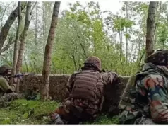 जम्मू-कश्मीर : कुलगाम में आतंकियों से मुठभेड़ दौरान 3 जवान शहीद, सेना का सर्च ऑपरेशन जारी