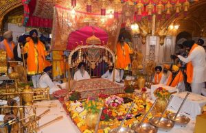 गुरुपर्व पर श्री हरमंदिर साहिब पहुंचे लाखों श्रद्धालु