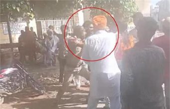 भरे बाजार पंजाब पुलिस के कर्मचारी पर हमला, Video हो रहा Vira