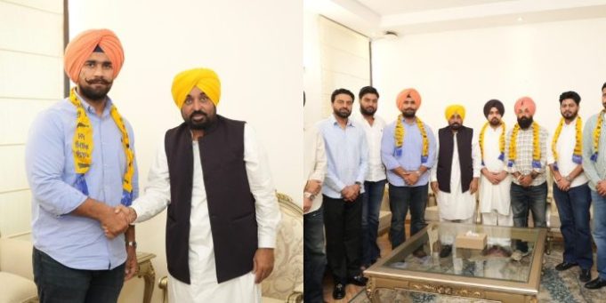 मशहूर पहलवान जस्सा पट्टी अपनी टीम सहित आम आदमी पार्टी में शामिल, CM मान ने किया स्वागत