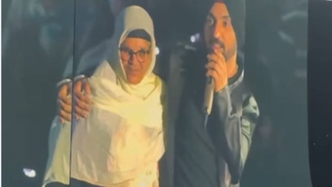 Diljit ने कनाडा शो में पहली बार मंच पर अपनी मां का चेहरा दिखाया; मां को गले लगाते हुए वह भावुक हो गए