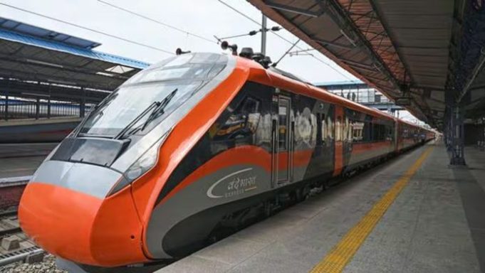 आज Srinagar-Katra वंदे भारत एक्सप्रेस को हरी झंडी दिखाएंगे रेल मंत्री, 8 से 20 की गई कोच की संख्या