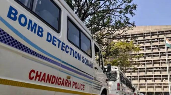 Bomb Threat: चंडीगढ़ में बम की धमकी से मचा हड़कंप, DC दफ्तर और PU में सर्च ऑपरेशन जारी