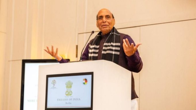 ‘हमारे सारे पड़ोसी ठीक, सिर्फ एक गड़बड़…’, जर्मनी में राजनाथ सिंह ने पाकिस्तान पर साधा निशाना