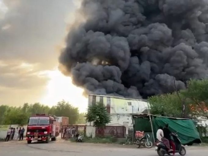 Mohali में रिलायंस गोदाम में लगी आग:ग्रॉसरी व राशन जला, खड़े वाहन भी चपेट में; दमकल की कई गाड़ियां मौके पर