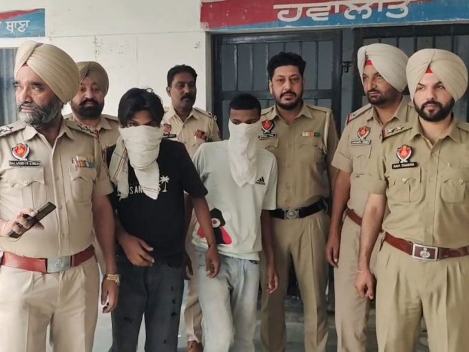Amritsar Police ने 2 लुटेरे किए गिरफ्तार:फर्जी RC और नकली नंबर प्लेट बरामद, मोबाइल छीनने की कोशिश में युवक हुआ था घायल