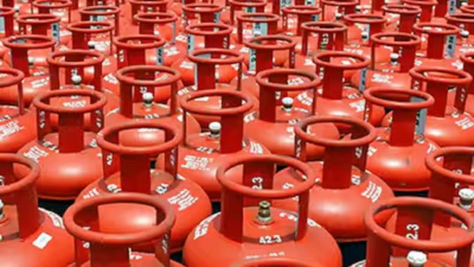 LPG Price: आम जनता को लगने जा रहा एक और बड़ा झटका, जल्द बढ़ सकते हैं घरेलू गैस सिलेंडर के दाम