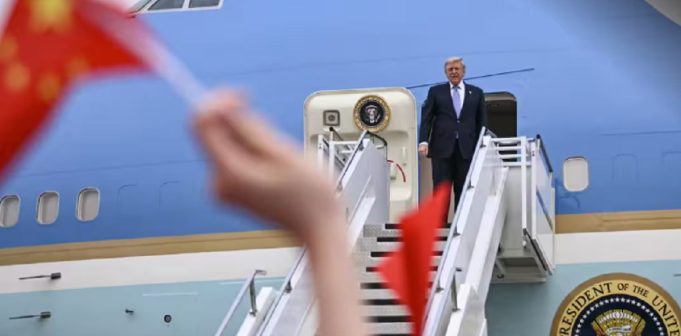 Trump के डेलीगेशन ने कचरे के डिब्बे में फेंके China द्वारा दिए गए गिफ्ट