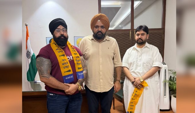 International पहलवान इंदरप्रीत सिंह AAP में हुए शामिल, OSD राजबीर सिंह घुमन ने किया स्वागत