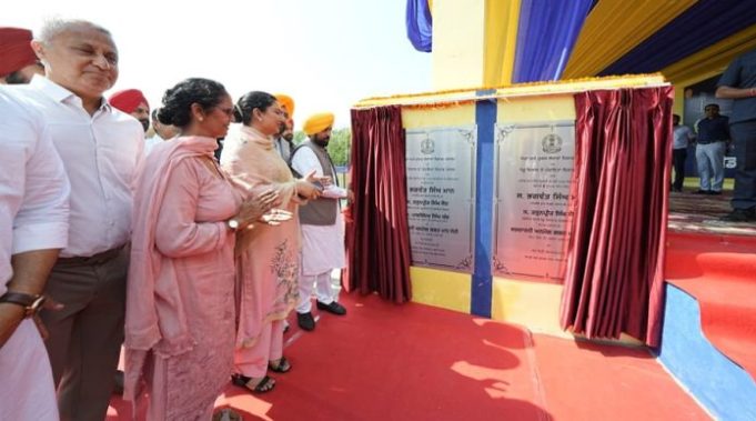 CM भगवंत मान ने 250 ग्रामीण खेल मैदानों का किया उद्घाटन, खिलाड़ियों के साथ खेली वॉलीबॉल