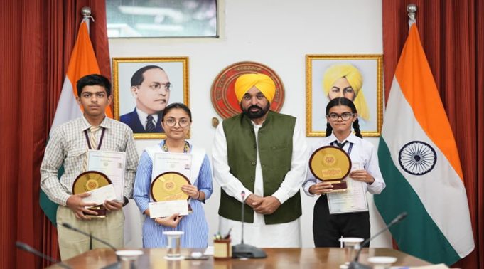 CM भगवंत मान ने 10वीं कक्षा के टॉपर्स को किया सम्मानित, उज्ज्वल भविष्य की दी शुभकामनाएं