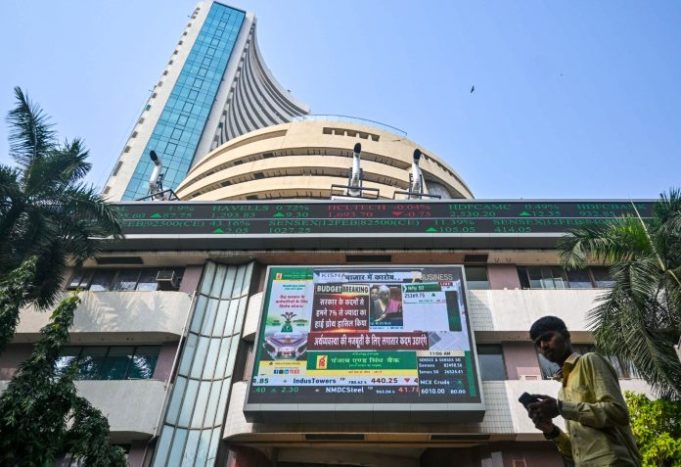 अमेरिका-ईरान तनाव का असर, शेयर बाजार लाल निशान में खुला, बैंकिंग सेक्टर दबाव में