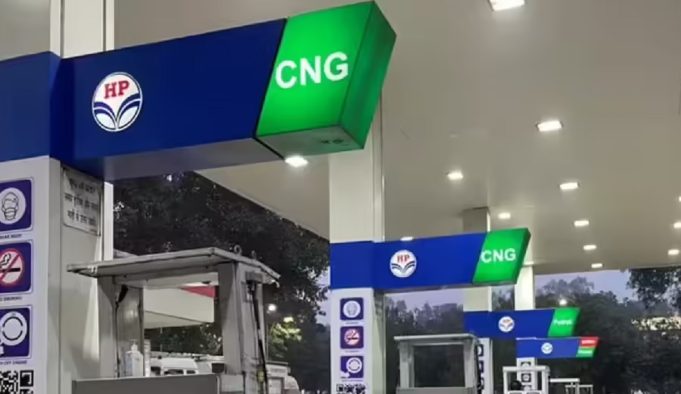 दूध के बाद बढ़े CNG के दाम, आम लोगों की जेब पर पड़ेगा असर, बढ़ सकता है ऑटो-टैक्सी का किराया