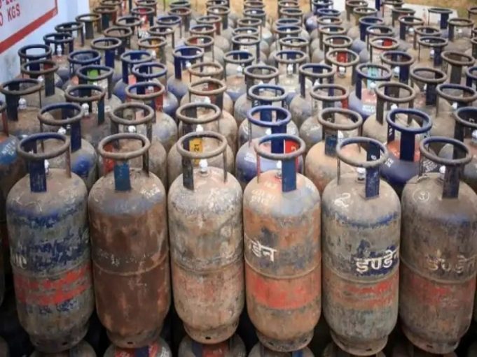 Punjab में Commercial Cylinder 1 हजार रुपए महंगा:HP सिलेंडर 3190 में मिलेगा, इंडेन ने 993 रुपए बढ़ाए; ढाबों पर दाल-रोटी के दाम बढ़ेंगे