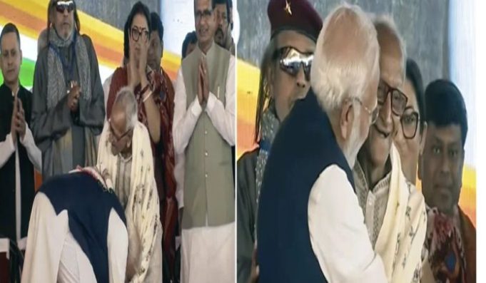 कौन है ये शख्स? पं. बंगाल में खुले मंच पर PM मोदी ने छुए पैर, BJP से है खास नाता