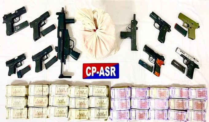 Amritsar Police की बड़ी कार्रवाई: अवैध हथियार और 30.38 लाख नकदी बरामद, 7 गिरफ्तार