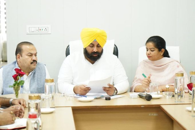 Harjot Singh Bains की नगर निगम अधिकारियों को हिदायत– लुधियाना शहर को 30 जून तक सड़कों के गड्ढों और मैनहोल से मुक्त बनाया जाए