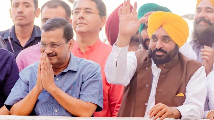 “Bhagwant Maan ने Punjab को काले दौर से बाहर निकाला…” मोहाली में अकाली-बीजेपी-कांग्रेस पर बरसे Kejriwal