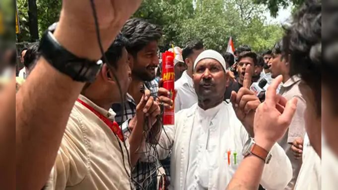 जंतर-मंतर पर Cockroach Janta Party का प्रदर्शन जारी, Education Minister इस्तीफा दो के नारे लगे