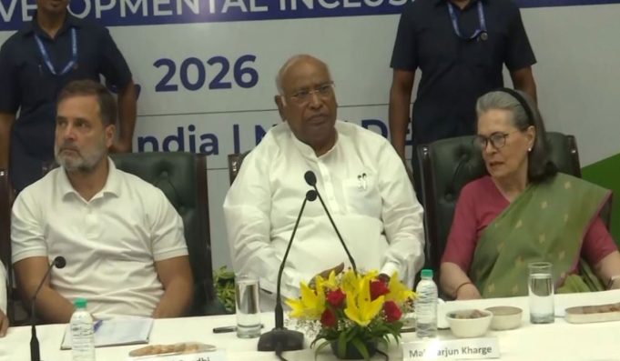 INDIA गठबंधन की बैठक में खड़गे का केंद्र सरकार पर हमला, SIR-महंगाई और विदेश नीति पर उठाए सवाल