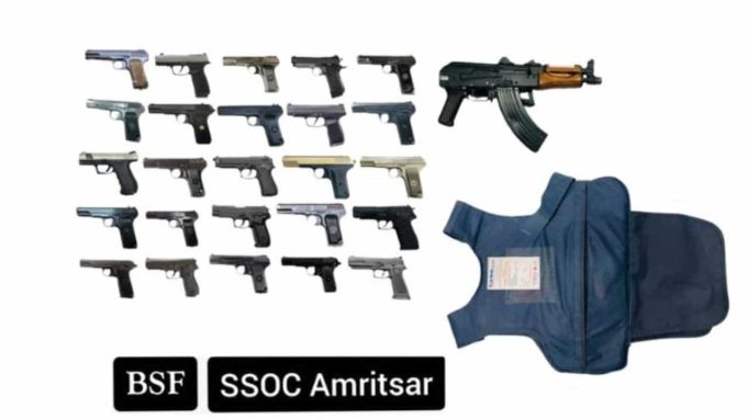 PAK बॉर्डर के पास BSF और पुलिस की बड़ी कार्रवाई, AK-47 समेत 26 विदेशी हथियार बरामद
